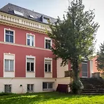 Charming Garden Apartment