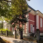 Charming Garden Apartment
